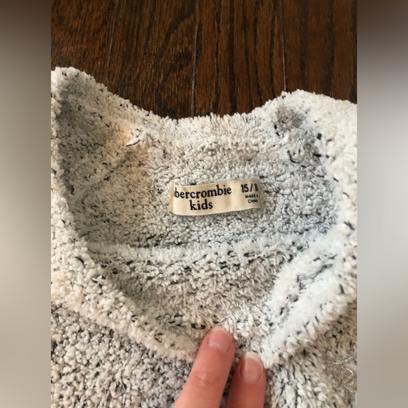 abercrombie kids Girls 15/16 Heathered White/Black Oversized Fuzzy Sweater - EUC - Picture 4 of 9